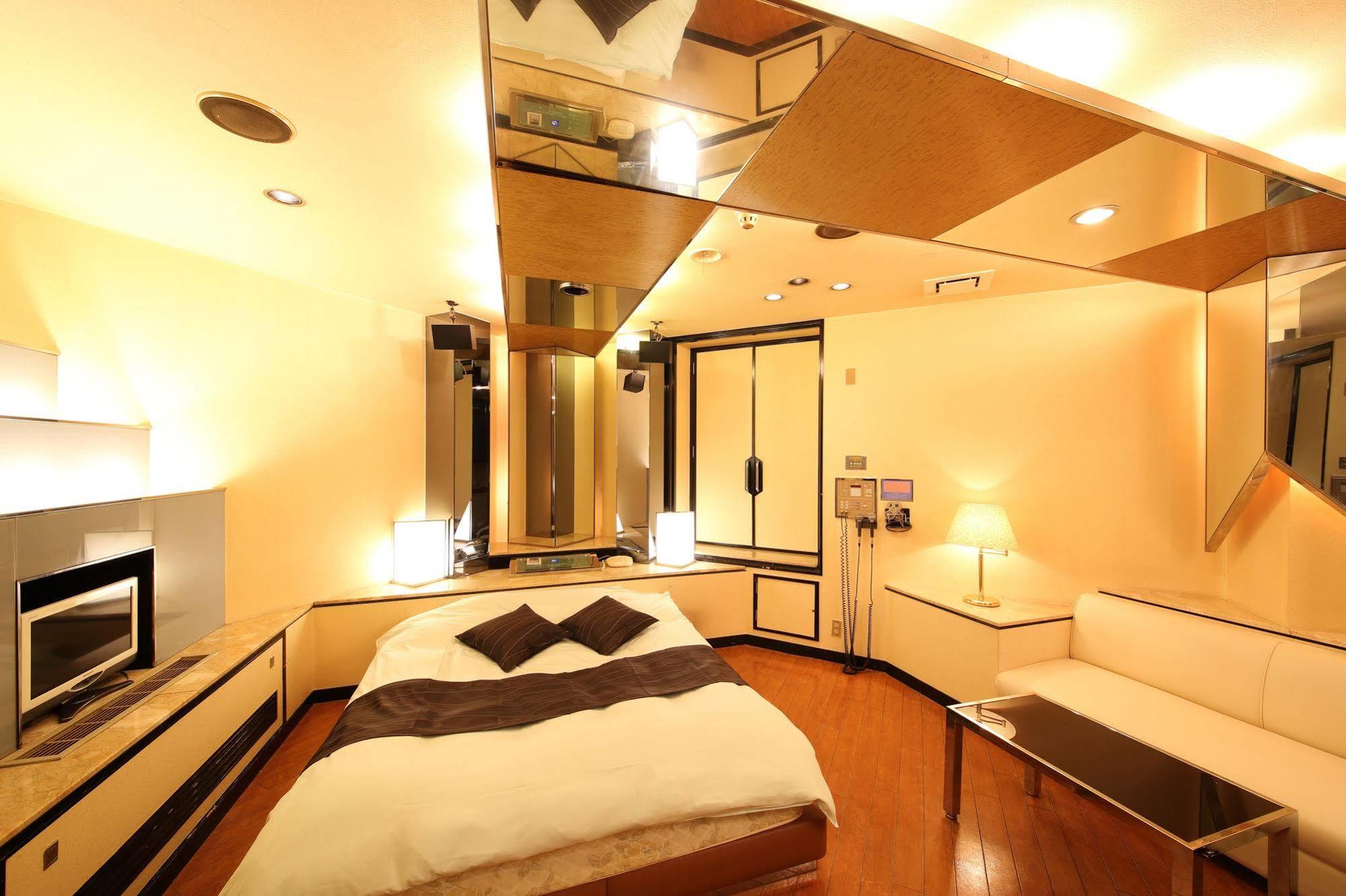 โรงแรมพับลิก แจม 2* โอซาก้า